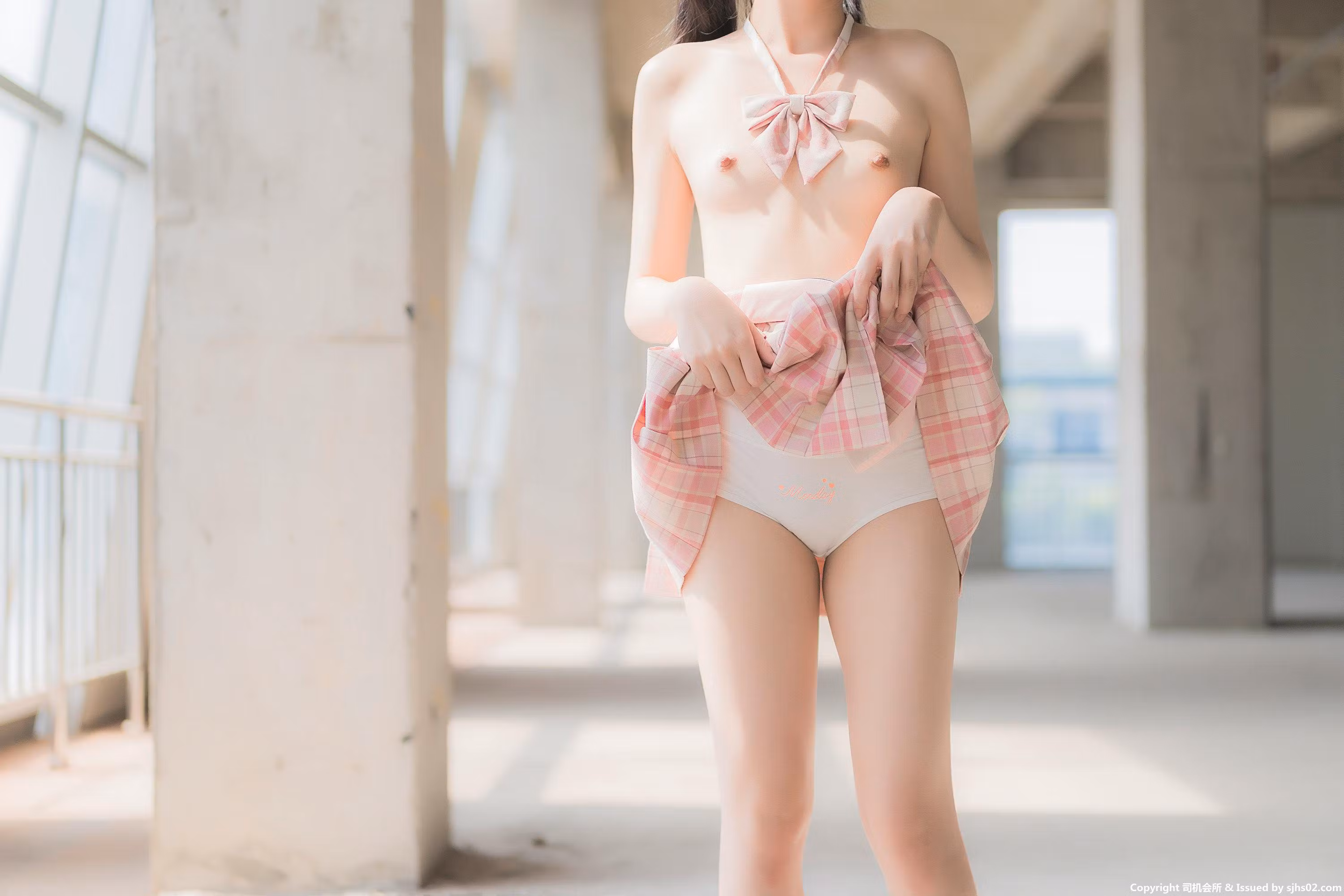 褪去清纯校服服装后在室内显露白嫩玉足线条
